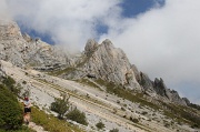  le chemin serpente dans les pierriers