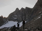  Lolo et Philippe devant les trois Pics : Grand Pic , Pic central et Croix de Belledonne