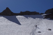  Philippe redescend la pente de neige menant à la crête des Chamois