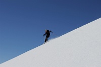  il fait tellement froid que la pente est encore dure