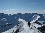  les skis sur le sac pour remonter l'arête
