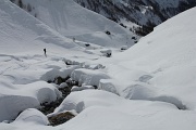  on prend le fond du vallon très enneigé