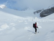  De gros blocs tapissent le fond du vallon ...
