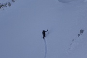 Laurent reste à l'ombre des rochers du col