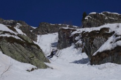  un petit couloir plonge dans le vallon
