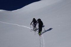  juste sous le col