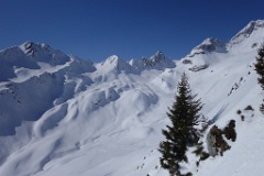  De l'autre coté le vallon du Bacheux, et le col de la Lavoire pile en face