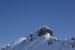  Arrivée à la Brêche du Frêne ; un groupe de skieur au sommet du Pic du Frêne