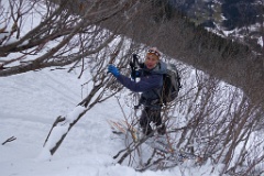  lolo dans les vernes pour rejoindre un petit couloir plus dégagé