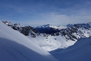  Le vallon du Bacheux, avec le Col du Golachon, la Lauzière et le Mont-Blanc au fond ...