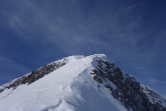  on arrive au col ; le sommet fait pas envie et il y a un vent terrible