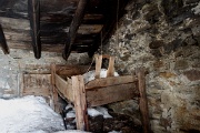  un vieux lit dans une ruine
