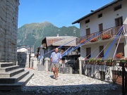  sur la place du village