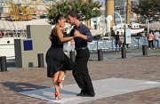  un couple danse le tango