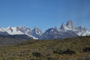  En arrivant à El Chalten, vue sur le massif (Cerro Torre au centre et Fitz Roy à droite)