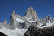 De gauche à droite : Aiguille Sain-Exupéry (petite), Cerro Poincenot, Fitz Roy, et Aiguille Mermoz (à droite)