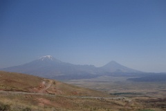  la plaine menant à la frontière iranienne et les Ararat