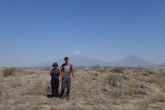  devant le mont Ararat