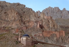  au pied d'un petit massif calcaire