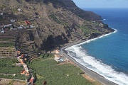  la plage d'Hermigua et ses plantations de bananiers ; les petits cubes rouges : notre gite