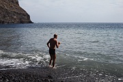  la cote sud est à l'abri  des alizés et on se baigne plus facilement!